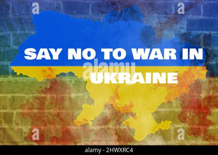 Nein zum Krieg in der Ukraine.Karte der Ukraine in Brand wegen des Krieges. Die Losung und das Zitat, die dazu aufrufen, den Krieg in der Ukraine zu stoppen und den Aggressor zu stoppen, setzen Stockfoto