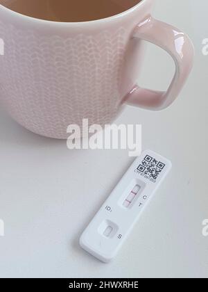 London, Großbritannien, 7. März 2022: Ein Becher Lemsip und ein positiver Covid-Test. Da die Regierung fast alle Einschränkungen des Coronavirus beendet hat, müssen Menschen, die positiv mit einem schnellen Antigen-Test getestet werden, keine Bestätigung mehr von einem PCR-Test erhalten. Dies spart zwar Geld, es besteht jedoch die Sorge, dass neue Varianten nicht identifiziert werden können. Anna Watson/Alamy Live News Stockfoto