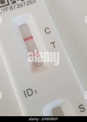 London, Großbritannien, 8. März 2022: Ein positives kovidales Ergebnis eines lateralen Flow Flex-Durchflusstests. Die Regierung hat vor zwei Wochen fast alle Einschränkungen des Coronavirus beendet und in den letzten 7 Tagen wurden über 300.000 neue Fälle registriert, was einem Anstieg von über 28 % gegenüber der Vorwoche entspricht. Wissenschaftler haben auch herausgefunden, dass selbst leichte Kovide zu einem Schrumpfen des Gehirns mit langfristigen Auswirkungen auf das Gedächtnis und den Geruchssinn führen kann. Anna Watson/Alamy Live News Stockfoto