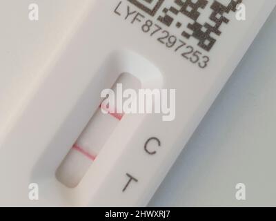 London, Großbritannien, 8. März 2022: Ein positives kovidales Ergebnis eines lateralen Flow Flex-Durchflusstests. Die Regierung hat vor zwei Wochen fast alle Einschränkungen des Coronavirus beendet und in den letzten 7 Tagen wurden über 300.000 neue Fälle registriert, was einem Anstieg von über 28 % gegenüber der Vorwoche entspricht. Wissenschaftler haben auch herausgefunden, dass selbst leichte Kovide zu einem Schrumpfen des Gehirns mit langfristigen Auswirkungen auf das Gedächtnis und den Geruchssinn führen kann. Anna Watson/Alamy Live News Stockfoto