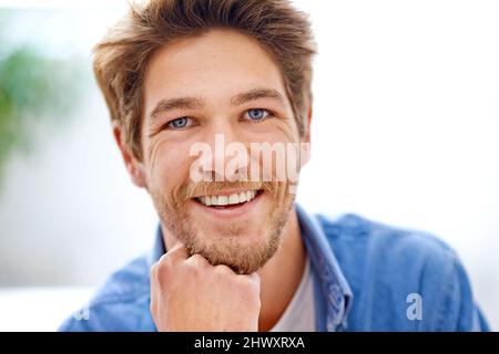 Jetzt ist das ein Lächeln. Porträt eines hübschen jungen Mannes. Stockfoto