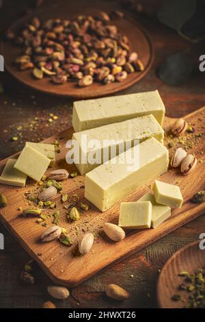 Stapel von weißen Schokolade Fudge Bars auf Holz Schneidebrett Stockfoto