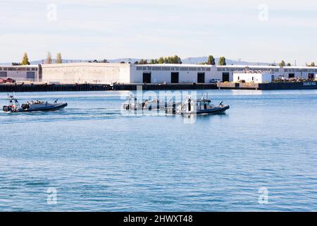 3 starre Raider der US-Küstenwache ASIS-Boote patrouillieren im Oakland Inner Harbor bei der Übung. Oakland, San Francisco, Kalifornien, USA Stockfoto