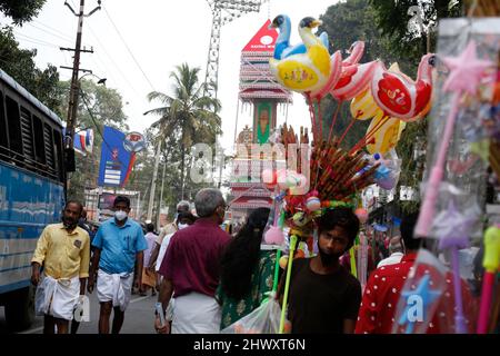 Chettikulangara Bharani ist ein spektakuläres Fest, das am Chettikulangara Tempel in der Nähe von Mavelikara in Alappuzha gefeiert wird. Das Festival findet während des Malayalam-Monats Kumbham (Februar-März) statt und ist der Göttin (Bhagavathy) gewidmet. Die ganze Stadt erwacht zum Leben und die Heiterkeit bedeckt ihre Landschaft. Dieses Fest wird gefeiert, um der Gottheit gute Wünsche für ihre Reise zu senden, um ihre Mutter im Sree Kurumba Devi Tempel, Kodungalloor, zu besuchen. Am Abend werden die Tempelräume mit 100 unterschiedlich großen dekorierten Bildnis von Kuthira und Theru gefüllt, die hauptsächlich in den Tempel gebracht werden, der von der gemacht wurde Stockfoto