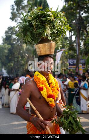 Chettikulangara Bharani ist ein spektakuläres Fest, das am Chettikulangara Tempel in der Nähe von Mavelikara in Alappuzha gefeiert wird. Das Festival findet während des Malayalam-Monats Kumbham (Februar-März) statt und ist der Göttin (Bhagavathy) gewidmet. Die ganze Stadt erwacht zum Leben und die Heiterkeit bedeckt ihre Landschaft. Dieses Fest wird gefeiert, um der Gottheit gute Wünsche für ihre Reise zu senden, um ihre Mutter im Sree Kurumba Devi Tempel, Kodungalloor, zu besuchen. Am Abend werden die Tempelräume mit 100 unterschiedlich großen dekorierten Bildnis von Kuthira und Theru gefüllt, die hauptsächlich in den Tempel gebracht werden, der von der gemacht wurde Stockfoto