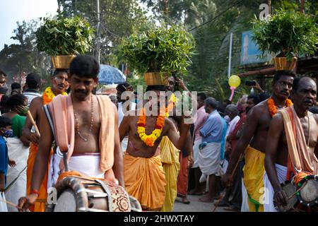 Chettikulangara Bharani ist ein spektakuläres Fest, das am Chettikulangara Tempel in der Nähe von Mavelikara in Alappuzha gefeiert wird. Das Festival findet während des Malayalam-Monats Kumbham (Februar-März) statt und ist der Göttin (Bhagavathy) gewidmet. Die ganze Stadt erwacht zum Leben und die Heiterkeit bedeckt ihre Landschaft. Dieses Fest wird gefeiert, um der Gottheit gute Wünsche für ihre Reise zu senden, um ihre Mutter im Sree Kurumba Devi Tempel, Kodungalloor, zu besuchen. Am Abend werden die Tempelräume mit 100 unterschiedlich großen dekorierten Bildnis von Kuthira und Theru gefüllt, die hauptsächlich in den Tempel gebracht werden, der von der gemacht wurde Stockfoto