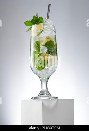 Mojitos sind schaumige Rum-Cocktails mit einem minzigen, zitronigen und leicht süßen Geschmack. Stockfoto