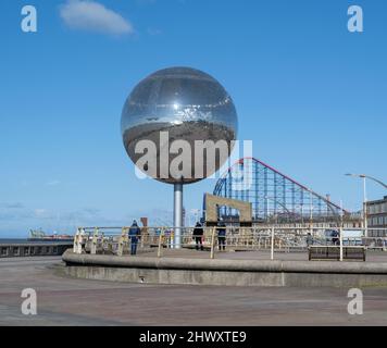 Ein riesiger, glänzender Spiegelball unter einem strahlend blauen Himmel, an der Promenade in Blackpool, Lancashire, Großbritannien Stockfoto