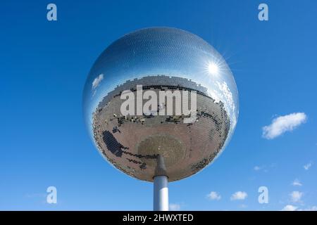 Ein riesiger, glänzender Spiegelball unter einem strahlend blauen Himmel, an der Promenade in Blackpool, Lancashire, Großbritannien Stockfoto