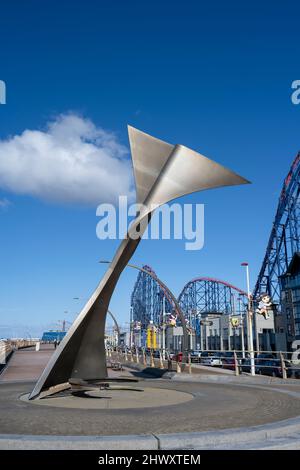 Riesige Metall-Walschwanzskulptur als Installationskunst Teil der Promenade bekannt als die Goldene Meile, in Blackpool, Lancashire, Großbritannien Stockfoto