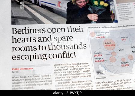 „Die Berliner öffnen ihre Herzen und geben Tausenden, die dem Konflikt entkommen können, Zimmer“ Ukraine-Flüchtlinge in der Zeitung Berlin Guardian headline 5 March 2022 UK Stockfoto