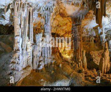 Detailaufnahme in einer Flowstone-Höhle in Apulien, Italien Stockfoto