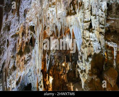 Detailaufnahme in einer Flowstone-Höhle in Apulien, Italien Stockfoto