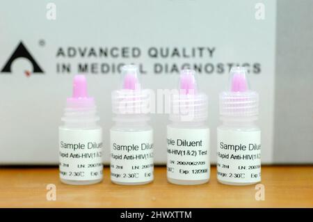 Flaschen mit Anti-HIV-Serum. Dieser erkennt Antikörper, die gegen das Virus im Serum eines Patienten mit der Infektion erhoben werden. Stockfoto