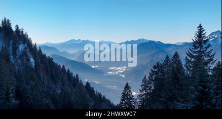 Blick Richtung Jachenau und Zugspitze. Blick vom Schönberg bei Lenggries in den bayerischen alpen im Winter. Deutschland, Bayern Stockfoto