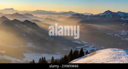 Blick Richtung Jachenau und Zugspitze. Blick vom Schönberg bei Lenggries in den bayerischen alpen im Winter. Deutschland, Bayern Stockfoto