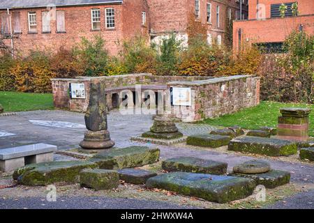 Ruinen eines römischen Bades in den römischen Gärten in Chester, Großbritannien. Stockfoto