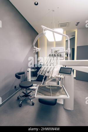Moderne Zahnklinik, Zahnarztstuhl und anderes Zubehör von Zahnärzten verwendet Stockfoto