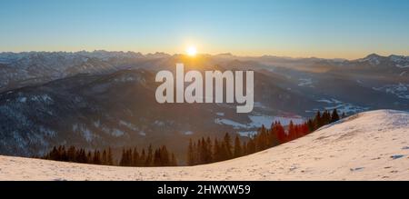 Blick Richtung Jachenau, Karwendel und Zugspitze. Blick vom Schönberg bei Lenggries in den bayerischen alpen im Winter. Deutschland, Bayern Stockfoto
