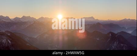 Blick Richtung Karwendel und Zugspitze. Blick vom Schönberg bei Lenggries in den bayerischen alpen im Winter. Deutschland, Bayern Stockfoto
