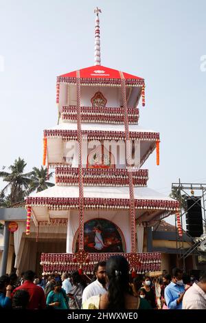 7. März 2022, Mavelikkara, Kerala, Indien: Chettikulangara Bharani ist ein spektakuläres Fest, das im Chettikulangara Tempel in der Nähe von Mavelikara in Alappuzha gefeiert wird. Das Festival findet während des Malayalam-Monats Kumbham (Februar-März) statt und ist der Göttin (Bhagavathy) gewidmet. Die ganze Stadt erwacht zum Leben und die Heiterkeit bedeckt ihre Landschaft. Dieses Fest wird gefeiert, um der Gottheit gute Wünsche für ihre Reise zu senden, um ihre Mutter im Sree Kurumba Devi Tempel, Kodungalloor, zu besuchen. Am Abend werden die Tempelräume mit 100 unterschiedlich großen dekorierten Bildnis von Kuthira und Theru gefüllt Stockfoto