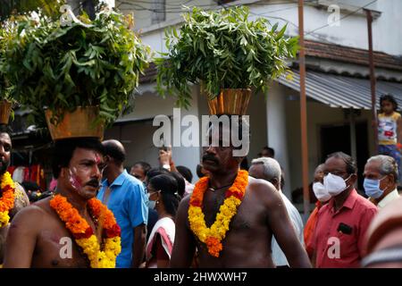 7. März 2022, Mavelikkara, Kerala, Indien: Chettikulangara Bharani ist ein spektakuläres Fest, das im Chettikulangara Tempel in der Nähe von Mavelikara in Alappuzha gefeiert wird. Das Festival findet während des Malayalam-Monats Kumbham (Februar-März) statt und ist der Göttin (Bhagavathy) gewidmet. Die ganze Stadt erwacht zum Leben und die Heiterkeit bedeckt ihre Landschaft. Dieses Fest wird gefeiert, um der Gottheit gute Wünsche für ihre Reise zu senden, um ihre Mutter im Sree Kurumba Devi Tempel, Kodungalloor, zu besuchen. Am Abend werden die Tempelräume mit 100 unterschiedlich großen dekorierten Bildnis von Kuthira und Theru gefüllt Stockfoto