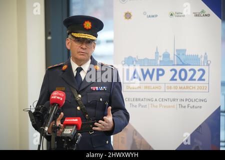 Garda-Kommissarin Drew Harris sprach auf der Konferenz der Internationalen Vereinigung der Frauenpolizei (IAWM) im Dublin Castle in der Republik Irland. Bilddatum: Dienstag, 8. März 2022.
