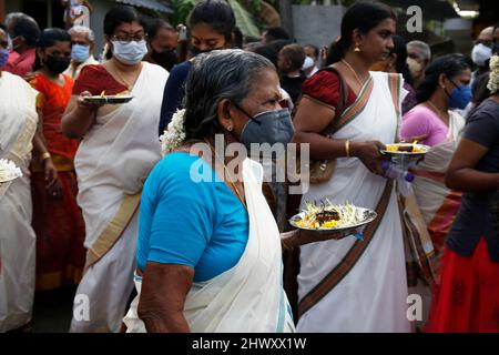 7. März 2022, Mavelikkara, Kerala, Indien: Chettikulangara Bharani ist ein spektakuläres Fest, das im Chettikulangara Tempel in der Nähe von Mavelikara in Alappuzha gefeiert wird. Das Festival findet während des Malayalam-Monats Kumbham (Februar-März) statt und ist der Göttin (Bhagavathy) gewidmet. Die ganze Stadt erwacht zum Leben und die Heiterkeit bedeckt ihre Landschaft. Dieses Fest wird gefeiert, um der Gottheit gute Wünsche für ihre Reise zu senden, um ihre Mutter im Sree Kurumba Devi Tempel, Kodungalloor, zu besuchen. Am Abend werden die Tempelräume mit 100 unterschiedlich großen dekorierten Bildnis von Kuthira und Theru gefüllt Stockfoto