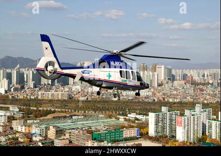 Luftambulanz, die am Samsung Medical Center, Seoul, Südkorea, abbricht. Stockfoto