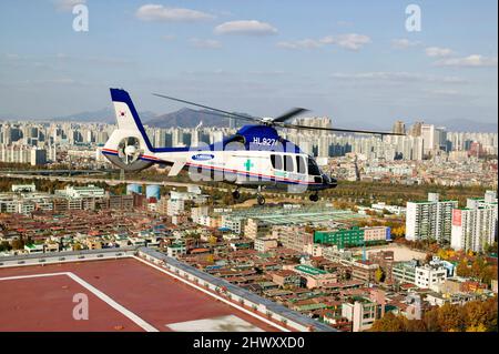 Luftambulanz, die am Samsung Medical Center, Seoul, Südkorea, abbricht. Stockfoto