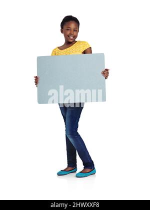 Zur Weiblichkeit heranwachsen. Studioaufnahme eines afrikanischen Teenagers mit einem leeren Brett in voller Länge. Stockfoto