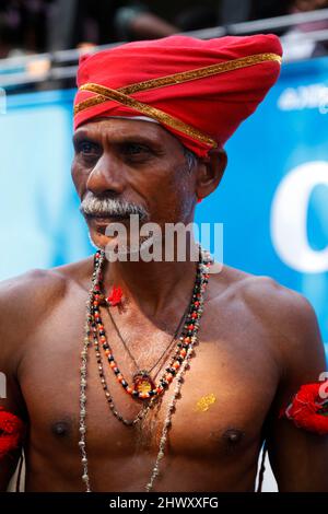 7. März 2022, Mavelikkara, Kerala, Indien: Chettikulangara Bharani ist ein spektakuläres Fest, das im Chettikulangara Tempel in der Nähe von Mavelikara in Alappuzha gefeiert wird. Das Festival findet während des Malayalam-Monats Kumbham (Februar-März) statt und ist der Göttin (Bhagavathy) gewidmet. Die ganze Stadt erwacht zum Leben und die Heiterkeit bedeckt ihre Landschaft. Dieses Fest wird gefeiert, um der Gottheit gute Wünsche für ihre Reise zu senden, um ihre Mutter im Sree Kurumba Devi Tempel, Kodungalloor, zu besuchen. Am Abend werden die Tempelräume mit 100 unterschiedlich großen dekorierten Bildnis von Kuthira und Theru gefüllt Stockfoto