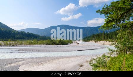 Rissbach, einer der wenigen wilden Flechtflüsse in Deutschland, in der Nähe des Dorfes Vorderriss im Karwendelgebirge. Europa, Deutschland, Bayern Stockfoto