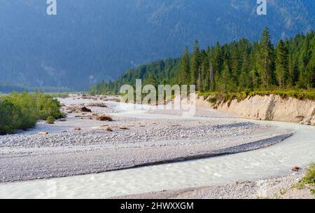 Rissbach, einer der wenigen wilden Flechtflüsse in Deutschland, in der Nähe des Dorfes Vorderriss im Karwendelgebirge. Europa, Deutschland, Bayern Stockfoto