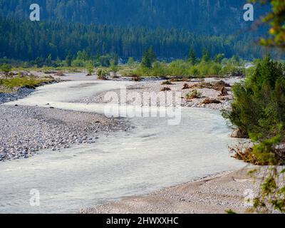 Rissbach, einer der wenigen wilden Flechtflüsse in Deutschland, in der Nähe des Dorfes Vorderriss im Karwendelgebirge. Europa, Deutschland, Bayern Stockfoto