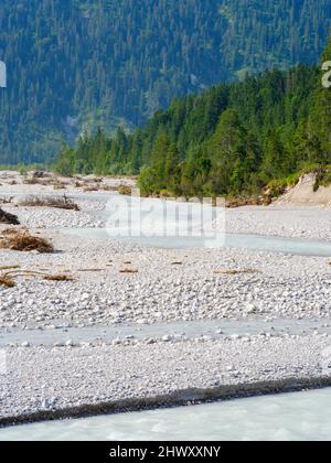 Rissbach, einer der wenigen wilden Flechtflüsse in Deutschland, in der Nähe des Dorfes Vorderriss im Karwendelgebirge. Europa, Deutschland, Bayern Stockfoto