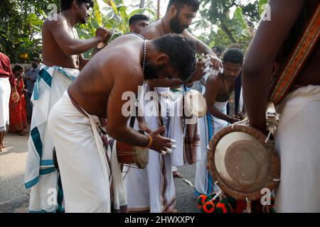 7. März 2022, Mavelikkara, Kerala, Indien: Chettikulangara Bharani ist ein spektakuläres Fest, das im Chettikulangara Tempel in der Nähe von Mavelikara in Alappuzha gefeiert wird. Das Festival findet während des Malayalam-Monats Kumbham (Februar-März) statt und ist der Göttin (Bhagavathy) gewidmet. Die ganze Stadt erwacht zum Leben und die Heiterkeit bedeckt ihre Landschaft. Dieses Fest wird gefeiert, um der Gottheit gute Wünsche für ihre Reise zu senden, um ihre Mutter im Sree Kurumba Devi Tempel, Kodungalloor, zu besuchen. Am Abend werden die Tempelräume mit 100 unterschiedlich großen dekorierten Bildnis von Kuthira und Theru gefüllt Stockfoto