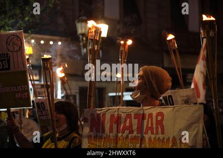 CABA, Buenos Aires, Argentinien; 24. September 2021: Junge Menschen protestieren vor dem Nationalkongress mit Fackeln während des Globalen Klimastreiks. Stockfoto