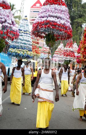 7. März 2022, Mavelikkara, Kerala, Indien: Chettikulangara Bharani ist ein spektakuläres Fest, das im Chettikulangara Tempel in der Nähe von Mavelikara in Alappuzha gefeiert wird. Das Festival findet während des Malayalam-Monats Kumbham (Februar-März) statt und ist der Göttin (Bhagavathy) gewidmet. Die ganze Stadt erwacht zum Leben und die Heiterkeit bedeckt ihre Landschaft. Dieses Fest wird gefeiert, um der Gottheit gute Wünsche für ihre Reise zu senden, um ihre Mutter im Sree Kurumba Devi Tempel, Kodungalloor, zu besuchen. Am Abend werden die Tempelräume mit 100 unterschiedlich großen dekorierten Bildnis von Kuthira und Theru gefüllt Stockfoto