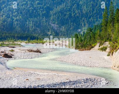 Rissbach, einer der wenigen wilden Flechtflüsse in Deutschland, in der Nähe des Dorfes Vorderriss im Karwendelgebirge. Europa, Deutschland, Bayern Stockfoto