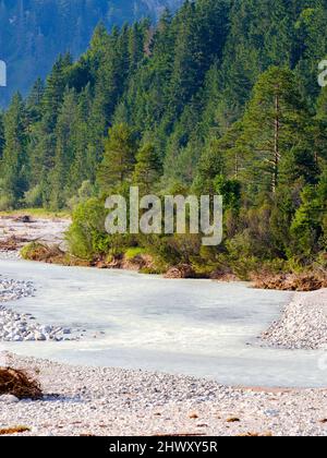 Rissbach, einer der wenigen wilden Flechtflüsse in Deutschland, in der Nähe des Dorfes Vorderriss im Karwendelgebirge. Europa, Deutschland, Bayern Stockfoto