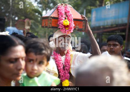 7. März 2022, Mavelikkara, Kerala, Indien: Chettikulangara Bharani ist ein spektakuläres Fest, das im Chettikulangara Tempel in der Nähe von Mavelikara in Alappuzha gefeiert wird. Das Festival findet während des Malayalam-Monats Kumbham (Februar-März) statt und ist der Göttin (Bhagavathy) gewidmet. Die ganze Stadt erwacht zum Leben und die Heiterkeit bedeckt ihre Landschaft. Dieses Fest wird gefeiert, um der Gottheit gute Wünsche für ihre Reise zu senden, um ihre Mutter im Sree Kurumba Devi Tempel, Kodungalloor, zu besuchen. Am Abend werden die Tempelräume mit 100 unterschiedlich großen dekorierten Bildnis von Kuthira und Theru gefüllt Stockfoto