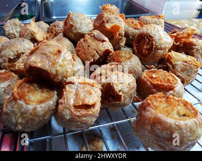 Traditionelle chinesische lokale Küche Hoi Jo oder frittierte Krabbenfleischbrötchen Küche Mahlzeit thai-Stil zum Verkauf an Stand Hawker Cart in lokalen Street Food Basar Stockfoto
