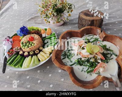 Traditionelles thailändisches Südstaatengericht Rühren Sie gebratenen Reis mit Chili-Paste Dip süßes Schweinefleisch und gesalzenes Gemüse aus Eiersorten, serviert mit Kokosmilch-Vegeta Stockfoto