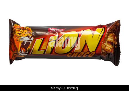 Nestle Lion Choco Schokoladenriegel isoliert auf weißem Hintergrund Stockfoto