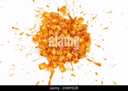 Ravioli in Tomatensauce auf weißem Hintergrund. Stockfoto