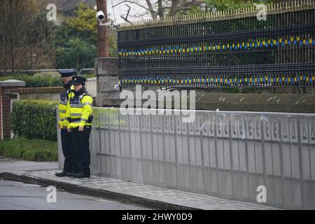 Die Polizei vor der russischen Botschaft in Dublin, während sich die Demonstranten nach der russischen Invasion in der Ukraine versammeln. Polizei und politische Führer in Irland haben die Anti-Kriegs-Demonstranten aufgefordert, sich an das Gesetz zu halten, nachdem ein Lastwagen durch die Tore der russischen Botschaft gefahren wurde. Bilddatum: Dienstag, 8. März 2022. Stockfoto