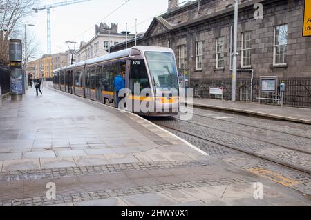 Dublin, Irland - 9.. Feb 2020: Luas, Straßenbahn-Stadtbahnsystem. Dublin, Irland Stockfoto