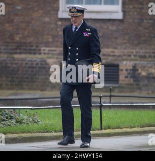 Downing Street, London, Großbritannien. 8. März 2022. Admiral Sir Tony Radakin, Chef des Verteidigungsstabs, nimmt an der Kabinettssitzung in der Downing Street 10 Teil. Quelle: Malcolm Park/Alamy Live News Stockfoto