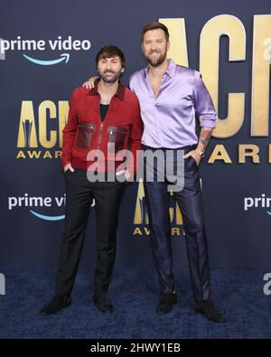 Las Vegas, NV, USA. 7. März 2022. Dave Haywood, Charles Kelley von Lady A bei der Ankunft für die Academy of Country Music (ACM) Awards 57. - Arrivals 2, Allegiant Stadium, Las Vegas, NV 7. März 2022. Kredit: JA/Everett Collection/Alamy Live Nachrichten Stockfoto